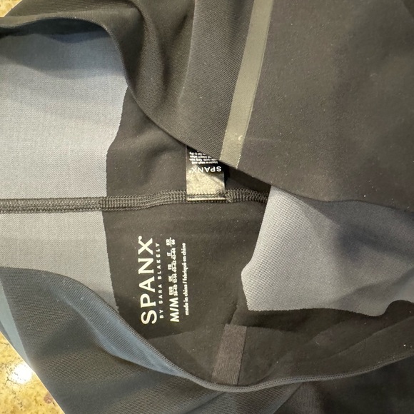 Spanx compression Black Leggings with Seam Detail size medium - Picture 3 of 3
